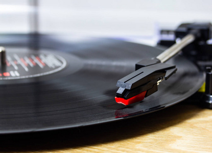 在转盘上的黑胶唱片图片