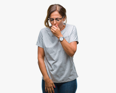 中年老年西班牙裔妇女戴着眼镜，在孤立的背景下感到不适，咳嗽是感冒或支气管炎的症状。 医疗保健概念。