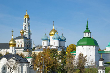 神圣的三位一体圣塞尔吉奥斯拉夫拉在一个阳光明媚的秋天。 俄罗斯