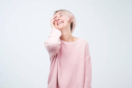 头像的快乐情绪十几岁的女孩与鲍勃理发微笑, 显示完美的白牙齿, 同时