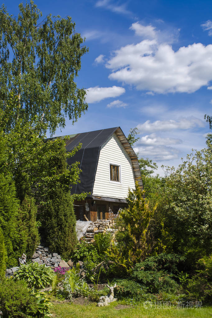 一座小房子里面有一只塑料鹿