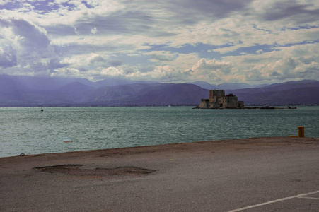希腊Peloponnese岛上的Nafplion岛和Bourtzi要塞