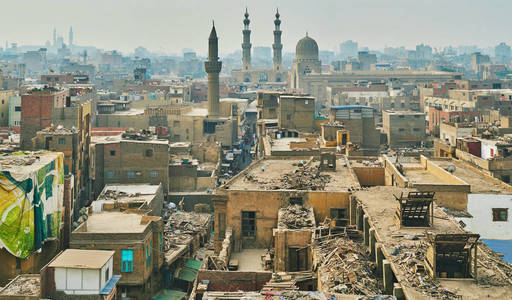 埃及伊斯兰开罗地区贫民窟和棚屋中，AlMuayyad清真寺历史上著名的AlFakahany清真寺和BabZuwayla门塔的圆