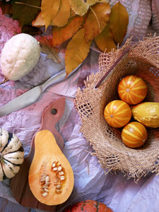 准备南瓜水果和巧克力甜点作为节日的季节性晚餐，装饰静止的生活，俯视图