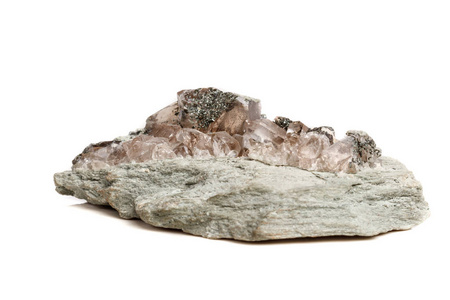 白色背景上的大型矿物石石英绿泥石石白云母岩