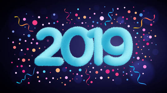 新年快乐，2019年浅蓝色字母与毛皮或Tinsel文字效果在深紫背景与彩色圆形纸屑为您的图形和网页设计。
