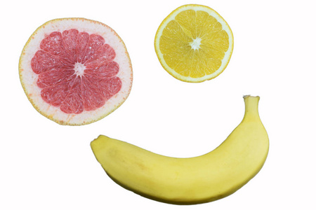 橙色的葡萄柚和香蕉在白色的背景上，以微笑的形式出现
