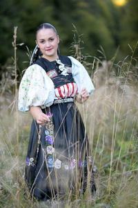 穿着传统服装的年轻美丽的斯洛伐克女人。 秋天的肖像画。