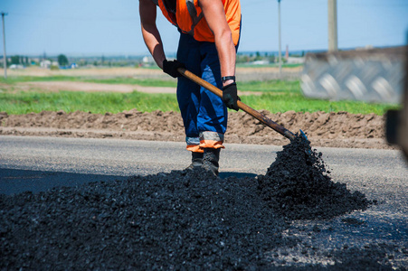 道路建筑行业的工人和团队合作的新沥青