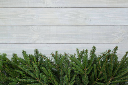 圣诞节背景与冷杉枝白色色调天然木板背景纹理普罗旺斯风格的复制空间文本