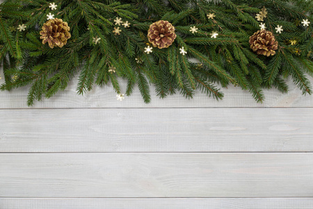 圣诞节新年平躺装饰和冷杉枝白色色调天然木板背景纹理普罗旺斯风格与复制空间的文本