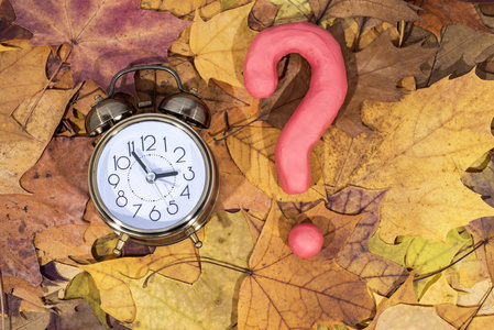 去冬天的时候挂钟. 秋天的抽象. 时光倒流. 相似素材图片