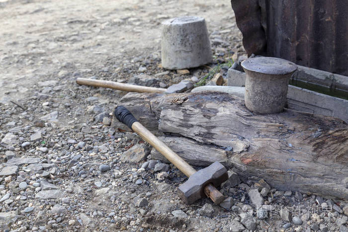 查看一个锤子和一个传统的老挝铁砧锻造附近的卢普拉邦。