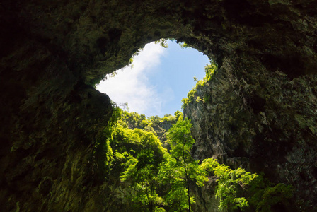 太阳光洞在普拉亚纳洪洞与绿树，蓝天和云在普拉查普基里汗泰国。 泰国看不见的自然洞穴