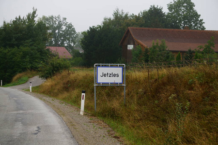 当你走近这个小农场村庄时，你会看到一个牌子，上面写着奥地利杰克斯镇
