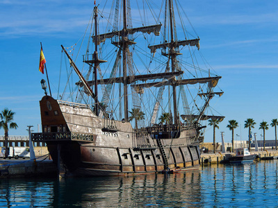 著名的传统西班牙帆船16日18日。 世纪历史上的无敌舰队船科斯塔布兰卡西班牙
