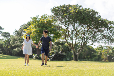 夫妻俩在公园里散步