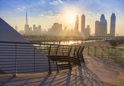 清晨日出迪拜城市天际线