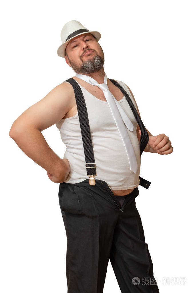 一个戴着啤酒肚的帽子和衬衫的男人迷人地笑着看着相机.