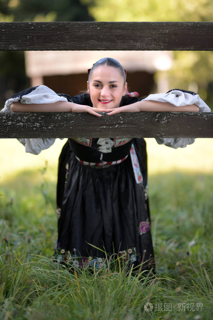 穿着传统服装的年轻美丽的斯洛伐克女人秋天的肖像画