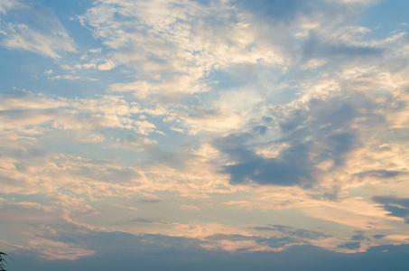 美丽的黄色黄昏日落在天空与云.照片