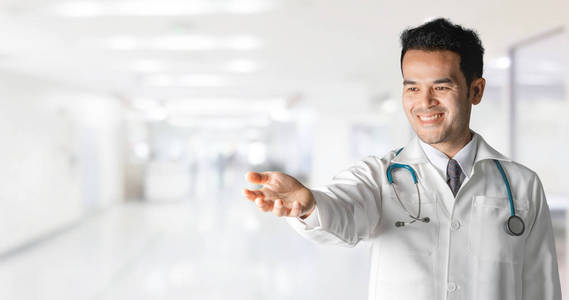 男医生在医院打开手掌，为您的文字和设计建立复制空间。 医疗保健业务和医生服务。