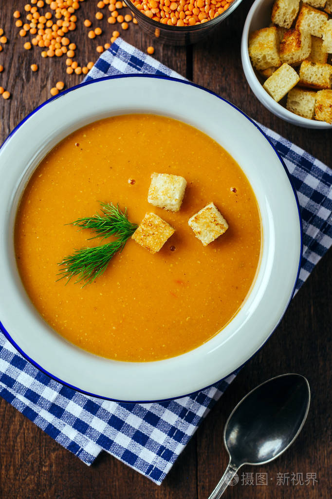 扁豆汤白色盘子蓝色格子餐巾木制背景豆家庭烹饪