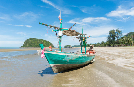 绿色渔船或渔夫船或船，蓝天和山或山在山姆罗伊尤德海滩普拉查普基里汗泰国。 景观景观