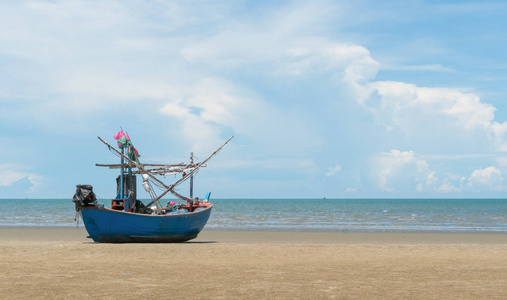 蓝色渔船或渔夫船或船在萨姆罗约德比奇普拉查普Khiri汗泰国蓝天，云和蓝海。 夏季景观或风景概念