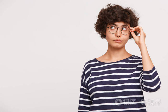 考虑周到的年轻美丽的女人思考问题时,把问题看在一边,穿着白色和蓝色