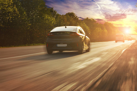 汽车在雨雪天图片