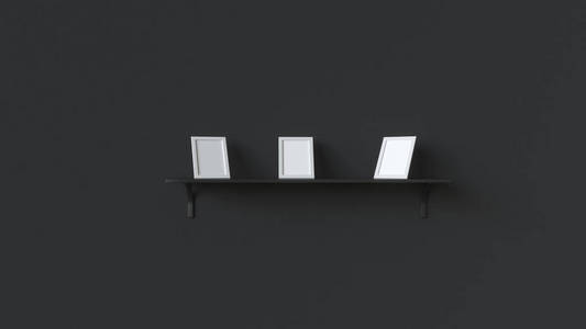 三个空白的白色相框站在黑色的架子上，在黑色的墙上。 图片或照片模型。 三维渲染图