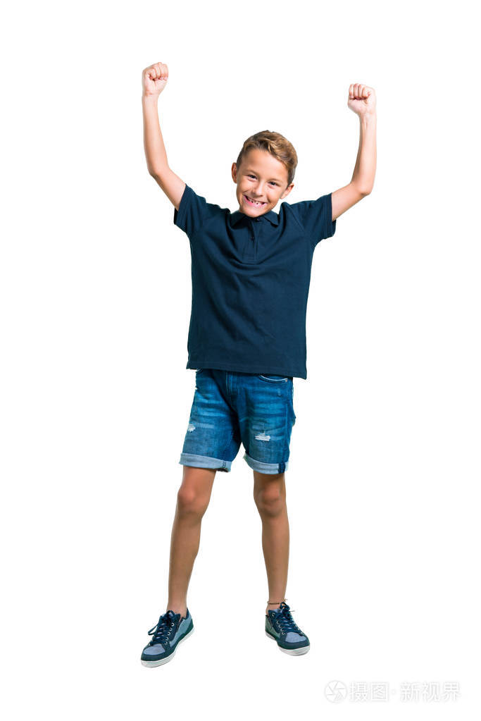 全身的小男孩在白色背景下庆祝胜利