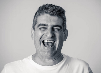 和蔼的中年男人微笑着图片