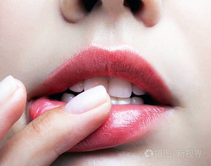 人类女人的嘴唇有白天的美容妆.