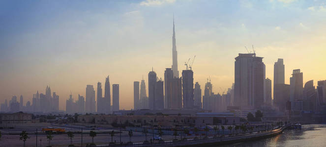清晨日出迪拜城市天际线