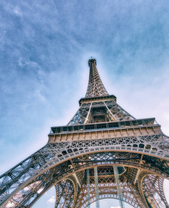 向上看埃菲尔铁塔在一个美丽的阳光明媚的冬日巴黎法国。