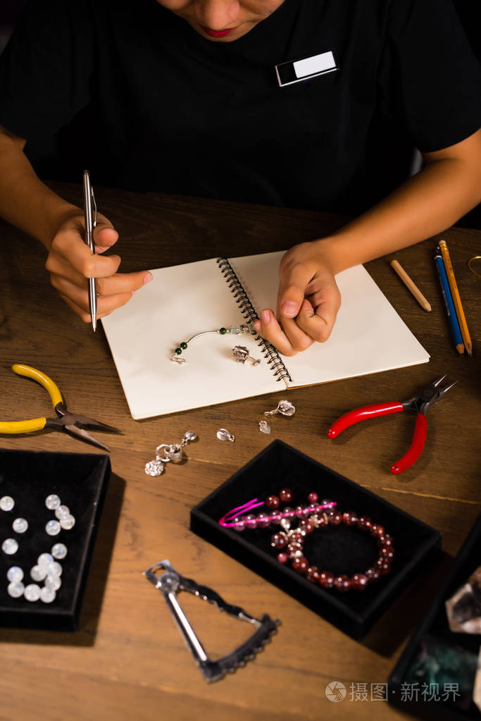 珠宝设计师在手绘草图上工作