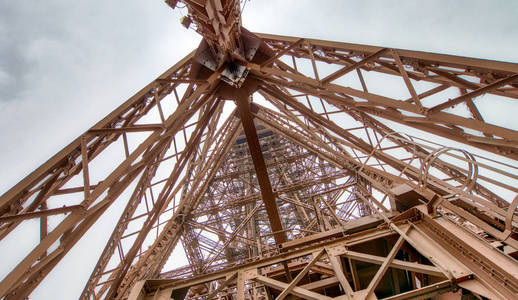 埃菲尔铁塔顶部结构，在阴天的法国巴黎向天空观看。