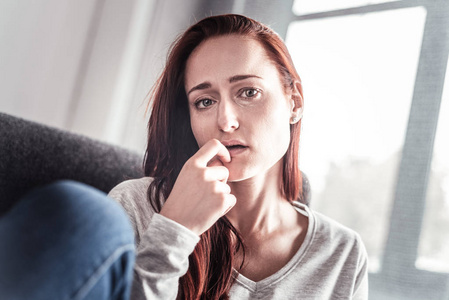 哀伤的不愉快的妇女哭泣照片