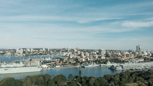 悉尼澳大利亚。 城市海港与建筑物和海湾的鸟瞰图。
