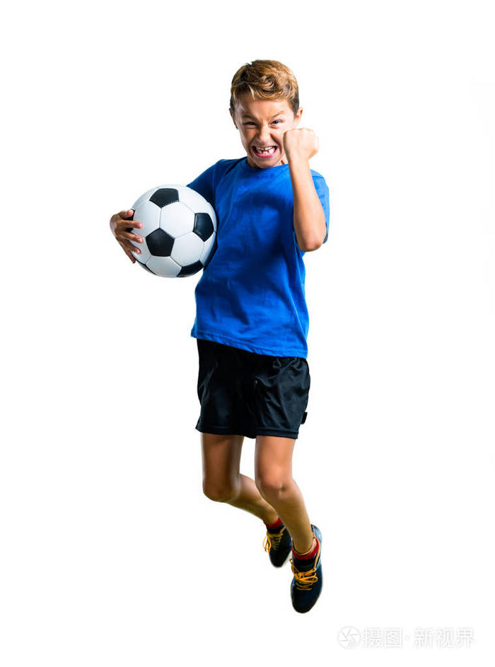 一个完整的镜头,男孩踢足球,在孤立的白色背景上跳跃