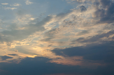 美丽的黄色黄昏日落在天空与云.照片