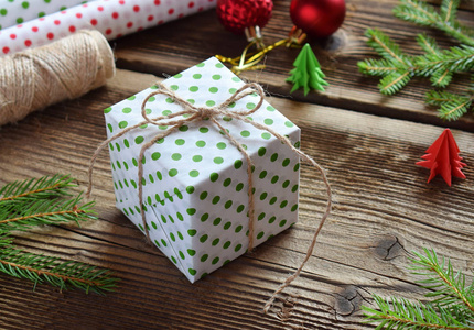 礼品包装。 圣诞作文与现盒包装纸节日装饰和杉树枝。 为假期做准备。 圣诞快乐，新年快乐