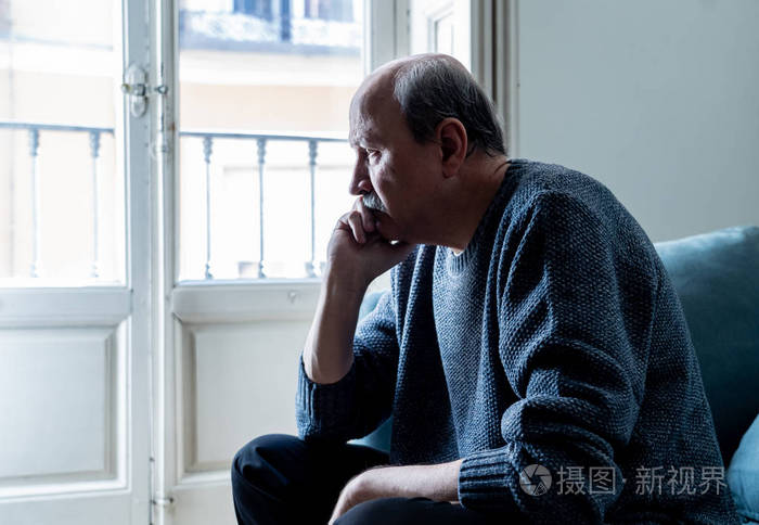 不知所措的老人独自在家受苦感到困惑悲伤独自在家里的沙发上老年退休