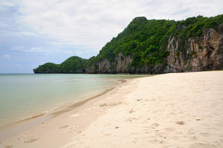 天堂三海滩与白沙和石质石灰石悬崖在泰国汉丰省帕西奥区。