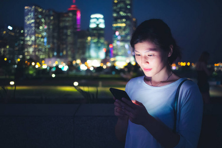 日常生活中使用智能手机的年轻女性