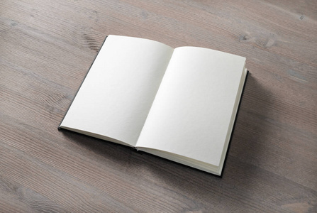 木制背景上的空白打开书. 响应式设计模板.照片