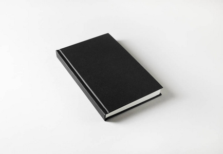 白纸背景上的空白黑色书籍封面。