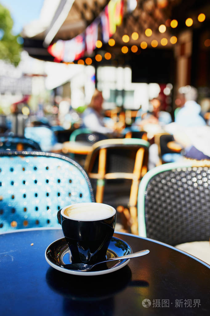 法国巴黎传统街头咖啡馆桌上的一杯咖啡